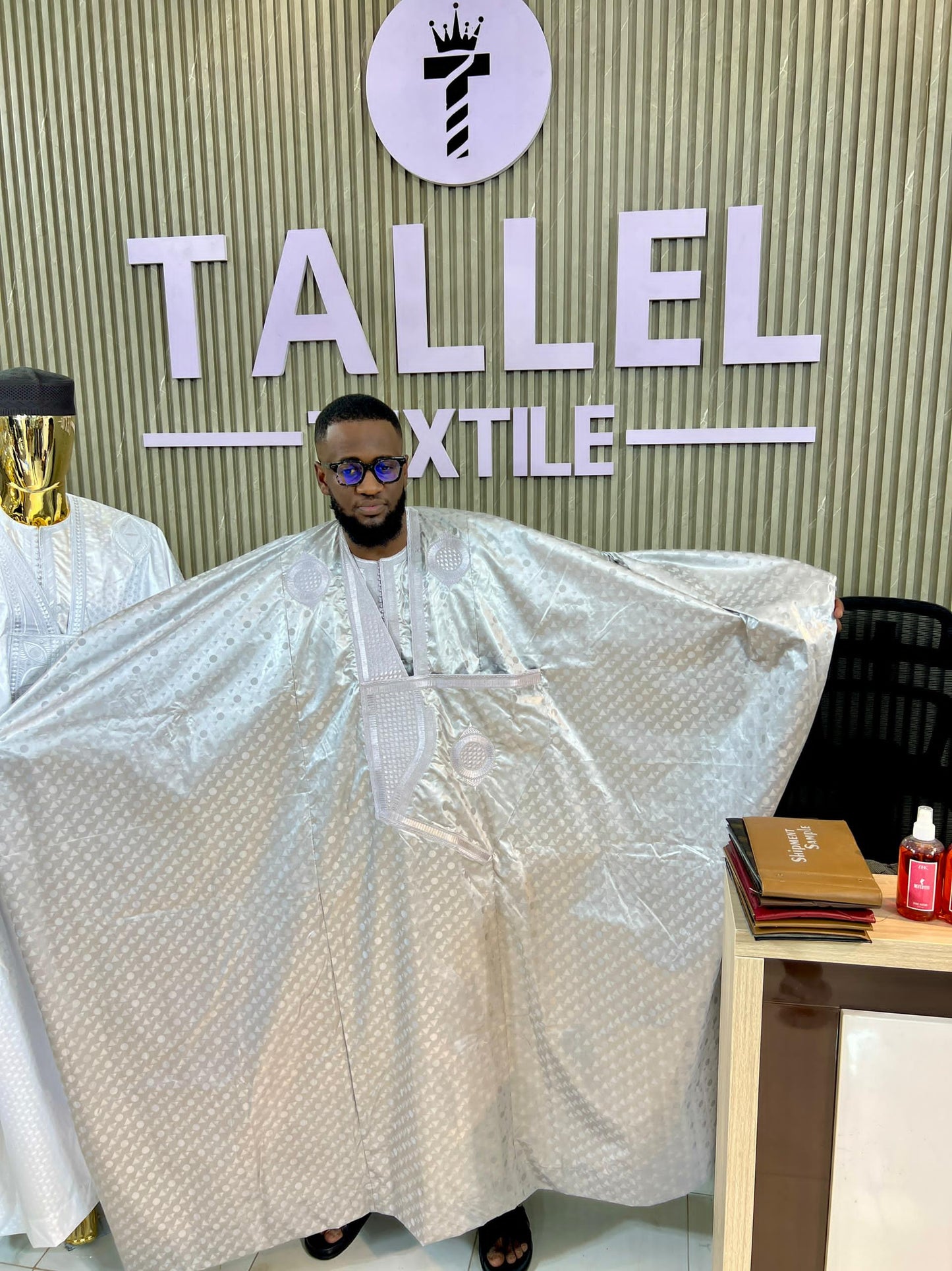 Grand Boubou en Bazin Designer – Qualité Supérieure