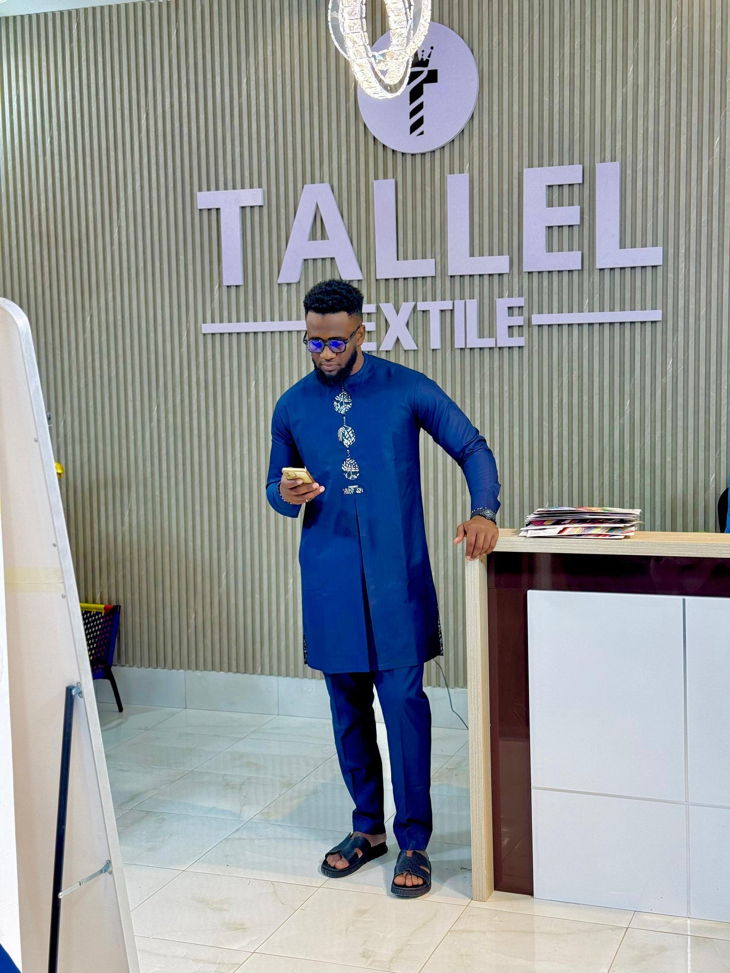 Tenue traditionnelle – Tissu de meilleure qualité (Bleu avec broderie sur la poitrine)